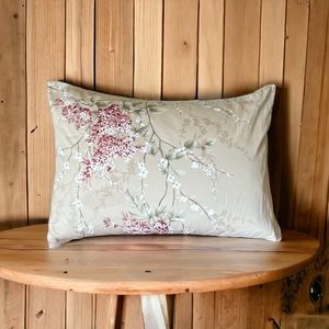 2 pillowcases.Zippered and high quality. 100% cotton